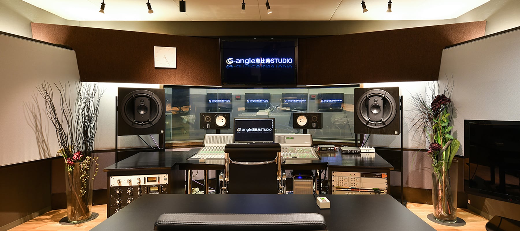 音声収録スタジオ全景