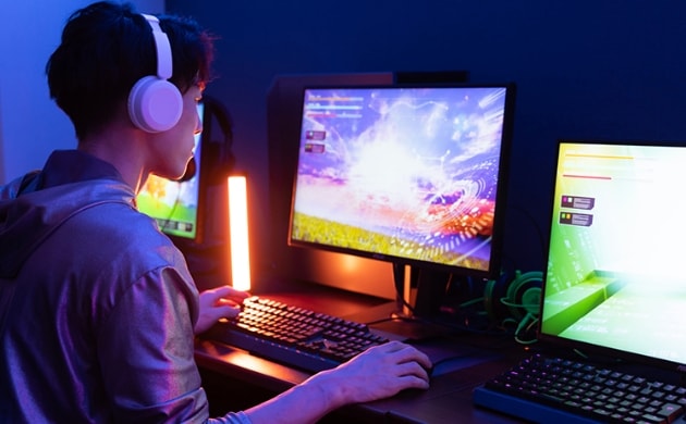 PCで3DCGのゲームを楽しむ様子