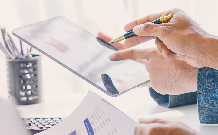 業務について相談している画像