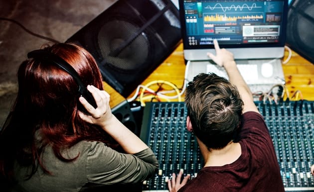 外国語原稿のネイティブチェックをするイメージ
